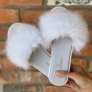 NEW Lauren Lorraine Fluffy White flat Sandals size medium